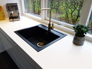 Secher køkkenvask 56x51 cm sort granitek med messing PVD af-og overløbssæt